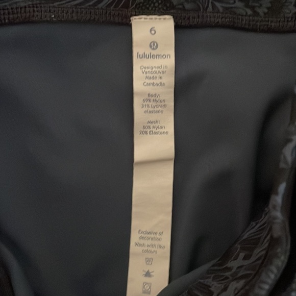 Lulu Lemon paisley cropped leggings in navy blue - Picture 3 of 5